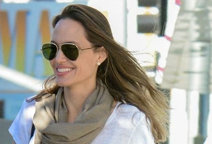 Angelina Jolie u uskoj suknji s visokim rasporom - 2