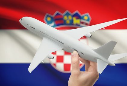 Hrvatska zastava i avion