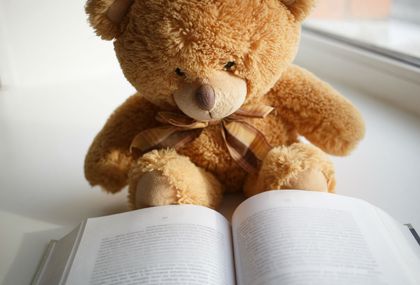 Medvjedić čita knjigu