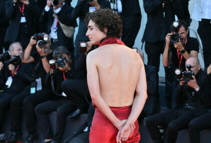 Glumac Timothee Chalamet u odijelu s golim leđima na Filmskom festivalu u Veneciji - 8