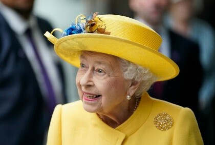 Kraljica Elizabeta II. u javnosti je nosila upečatljive boje - 8