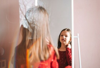 Djevojčica se gleda u ogledalo