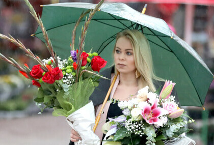 Plavokosa dama iz Zagreba s buketima cvijeća na kišni dan - 3