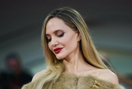 Angelina Jolie voli nositi crveni ruž