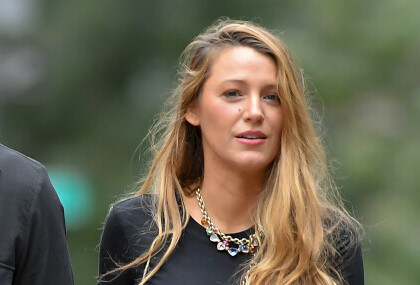 Blake Lively u širokim crnim trapericama i robusnim cipelama - 4