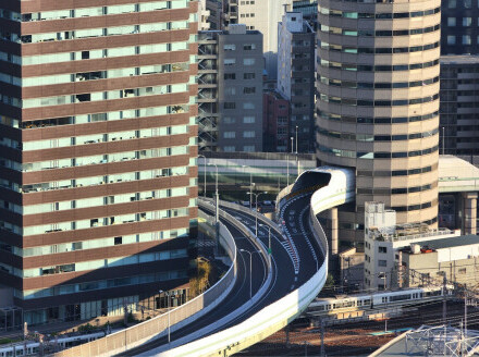 Kroz neboder Gate Tower u Osaki prolazi autocesta