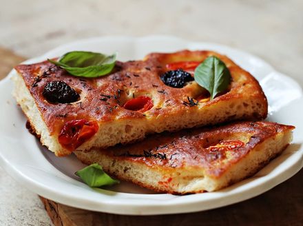 Focaccia s rajčicama i maslinama