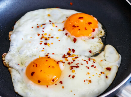 Jaja na oko pečena s hrskavim pahuljicama čilija u aromatičnom ulju