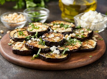Salata od patlidžana s mentom i pinjolima