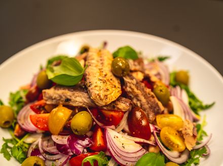 Master jela u 15 min: Mediteranska salata sa slanutkom i skušom - 1