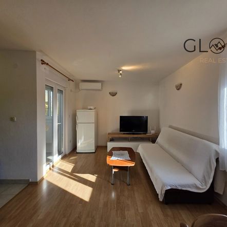 Mir uz more u Okrugu Gornjem: Stan koji poziva na opušteni mediteranski život