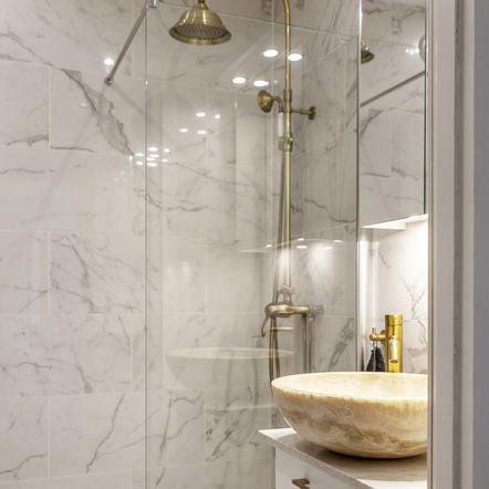 Tuš kabine s pločicama koje imitiraju mramor - 8