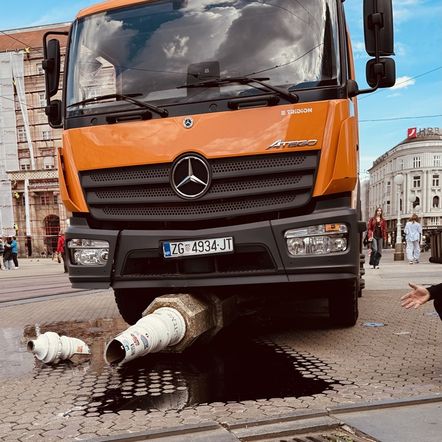 Kamion Zagrebačkog Holdina srušio stup - 1