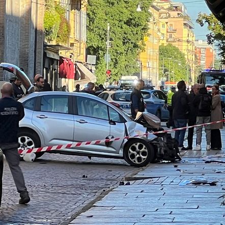 Napad automobilom i nožem u Modeni - 6