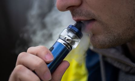 ovjeku e-cigareta eksplodirala u ruci i uzrokovala ozbiljne ozljede:  Baterija mi se zalijepila za ruku