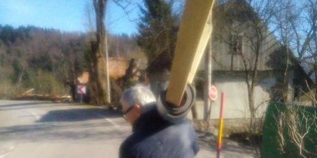 Ogromni drveni križ u jednom je trenutku preuzeo poznati riječki prosvjednik Marin Miočić Stošić (Foto: Twitter)
