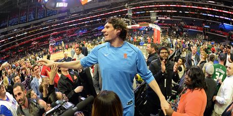 Boban Marjanović okružen navijačima (Foto: AFP)