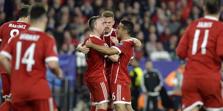 Igrači Bayerna slave pogodak (Foto: AFP)