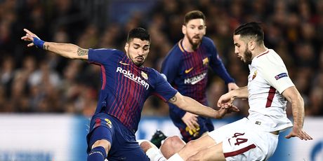 Luis Suarez i Kostas Manolas (Foto: AFP)