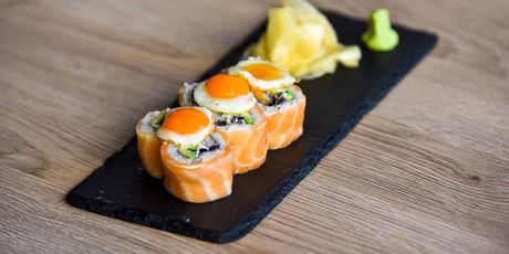 Uramaki losos sa prepeličjim jajima