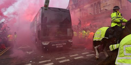 Autobus Manchester Cityja ispred Anfielda (Foto: AFP)