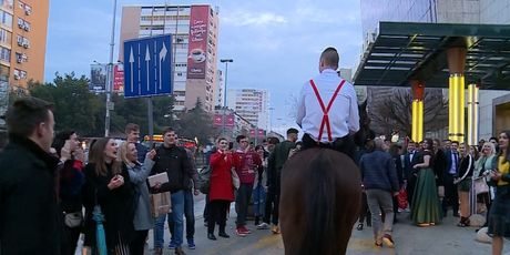 Berto Pletikosić na maturalnu došao na konju (Foto: Dnevnik.hr) - 4