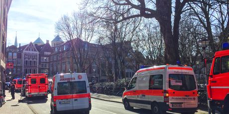 Hitne službe na mjestu gdje je napadač kombijem pokosio ljude na terasi kafića u njemačkom gradu Münsteru (Foto: AFP)