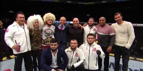 Team Khabib nakon osvajanja UFC pojasa (Screenshot)