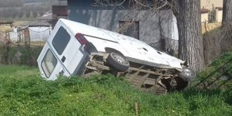 Kombijem sletio u kanal (Foro: pozega.eu)