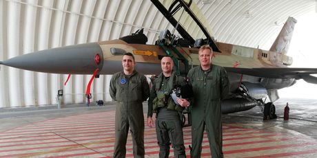 Pukovnik Željko Ninić ( u sredini) prvi isprobao avione koje kupujemo od Izraela (Foto: Dnevnik.hr)