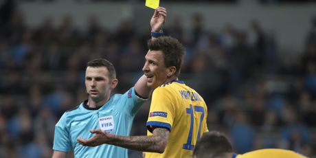 Michael Oliver pokazuje žuti karton Mandžukiću (Foto: AFP)