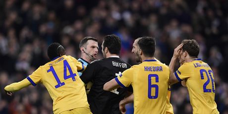 Igrači Juventusa okružili suca Olivera (Foto: AFP)