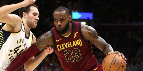 Bojan Bogdanović protiv LeBrona Jamesa (Foto: AFP)