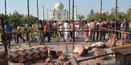 U oluji oštećena dva tornja na ulazu u Taj Mahal (Foto: AFP)