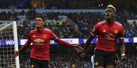 Chris Smalling i Paul Pogba (Foto: AFP)