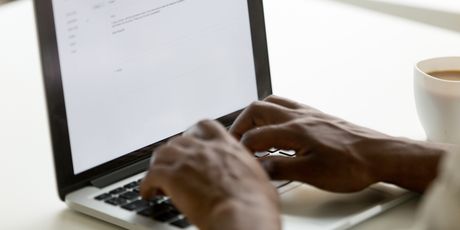 Pisanje maila (Foto: Thinkstock)
