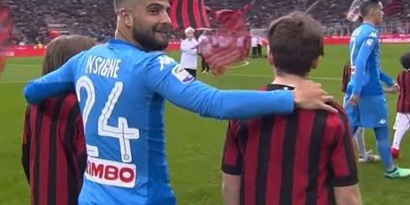 Lorenzo Insigne s maskotama (Screenshot)
