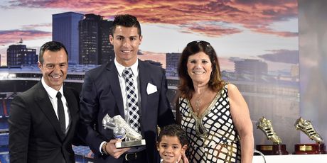 Jorge Mendes u društvu Cristiana Ronalda i obitelji (Foto: AFP)