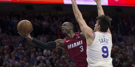 Dwyane Wade i Dario Šarić (Foto: AFP)