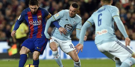 Iago Aspas i Messi u borbi za loptu (Foto: AFP)