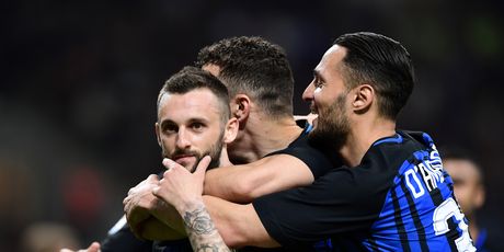 Brozović i suigrači slave pogodak (Foto: AFP)