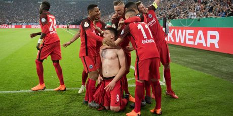 Luka Jović slavi gol s igračima Eintrachta (Foto: AFP)