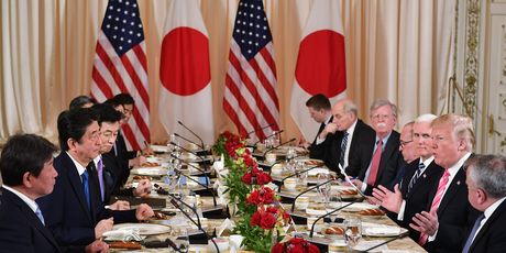 Administracija Donalda Trumpa na večeri s administracijom japanskog premijera Shinzo Abea (Foto: AFP)