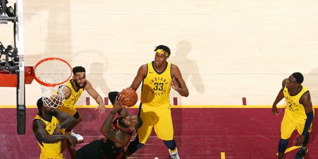 LeBron James protiv Indiane (Foto: AFP)