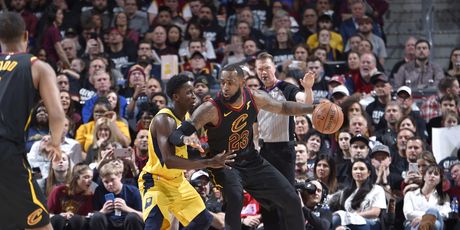 LeBron James i Victor Oladipo (Foto: AFP)