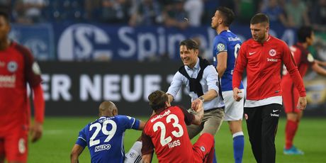 Kovač pomaže svom i igraču Schalkea da se pridigne (Foto: AFP)