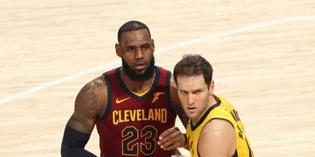 Bojan Bogdanović i LeBron James (Foto: AFP)
