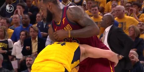 Bogdanović se hrva s LeBronom (Screenshot)