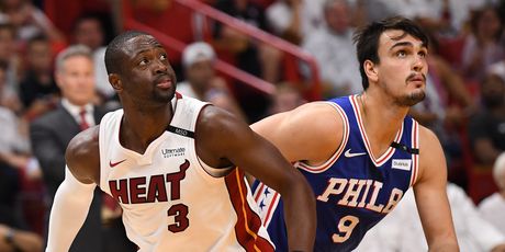 Dwyane Wade i Dario Šarić (Foto: AFP)