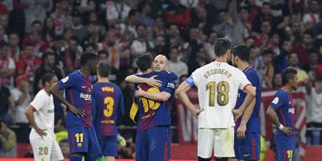 Lionel Messi i Andres Iniesta u zagrljaju (Foto: AFP)